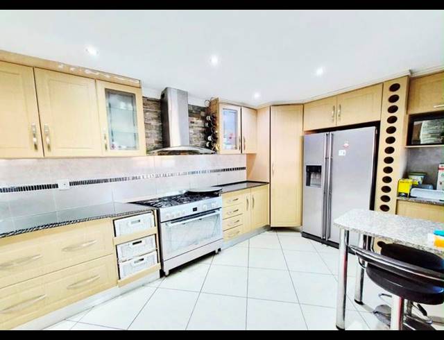 3 BEDROOM HOUSE FOR SALE IN BRACKENHAM
